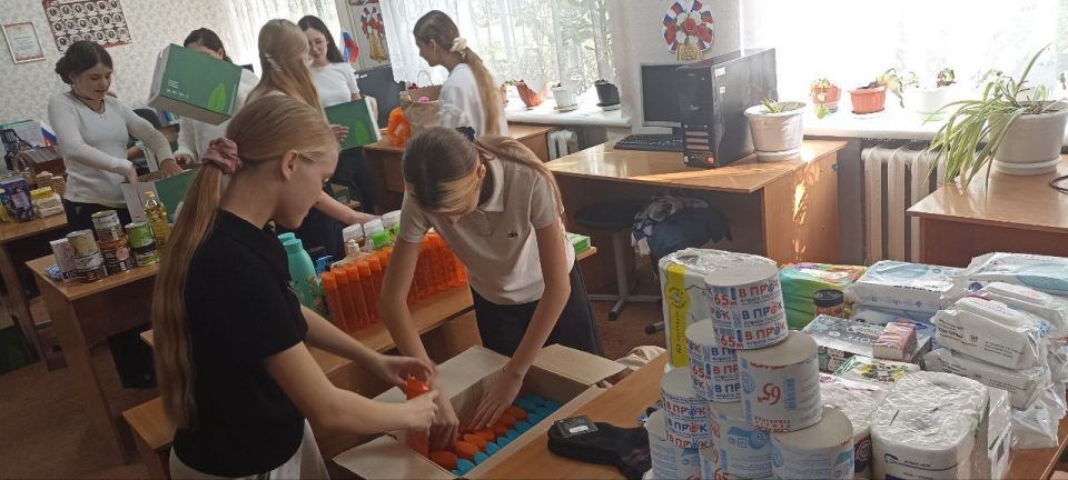 Ученики и сотрудники Вознесенской СОШ №4 внесли свой вклад в празднование Дня народного единства! Мы присоединились к Всероссийской акции «Россия – семья семей», организованной Министерством по молодежной политике... Ученики и сотрудники Вознесенской СОШ №4 внесли свой вклад в празднование Дня народного единства! Мы присоединились к Всероссийской акции «Россия – семья семей», организованной Министерством по молодежной политике...