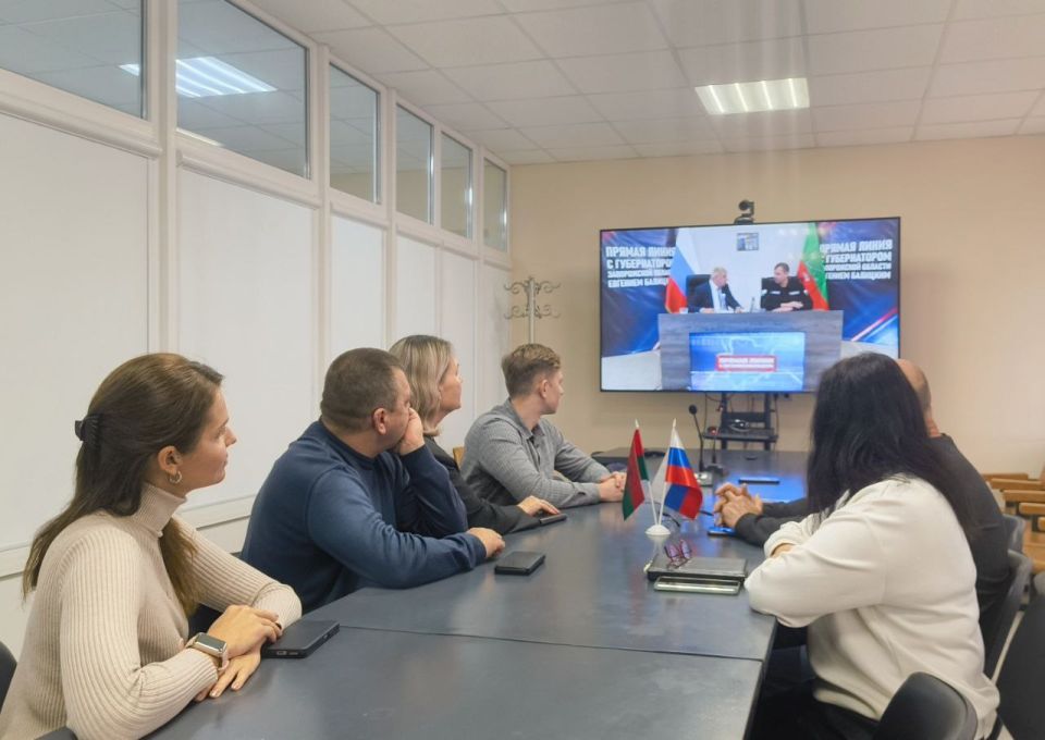 Сотрудники Министерства энергетики Запорожской области следят за прямой линией с Губернатором Евгением Витальевичем Балицким