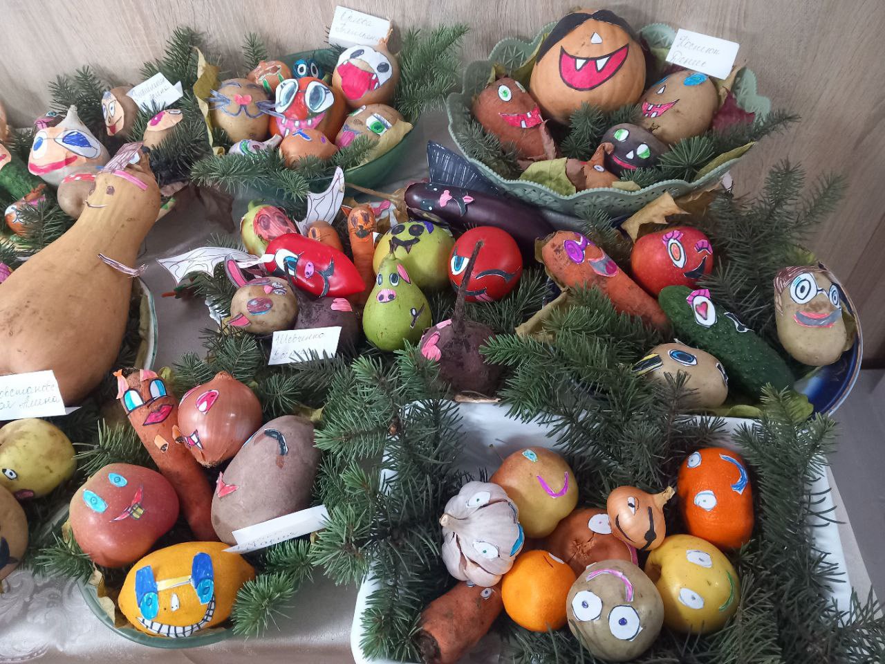 В Районном доме культуры организована осенняя выставка поделок В Районном доме культуры организована осенняя выставка поделок