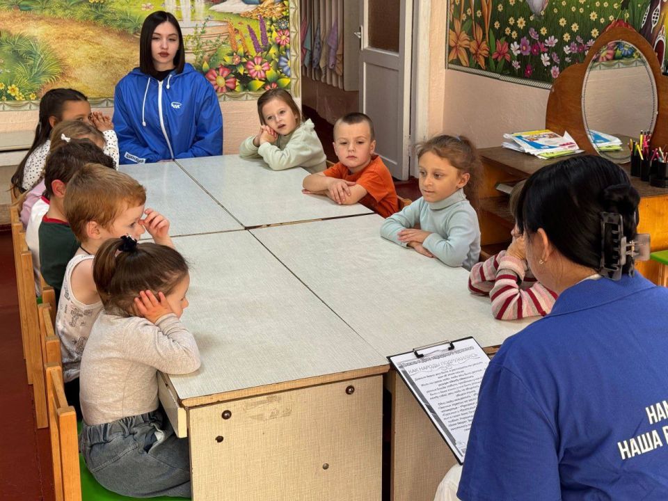 В Приазовском районе активисты «Единой России» провели встречу с воспитанниками детского сада к Дню народного единства В Приазовском районе активисты «Единой России» провели встречу с воспитанниками детского сада к Дню народного единства