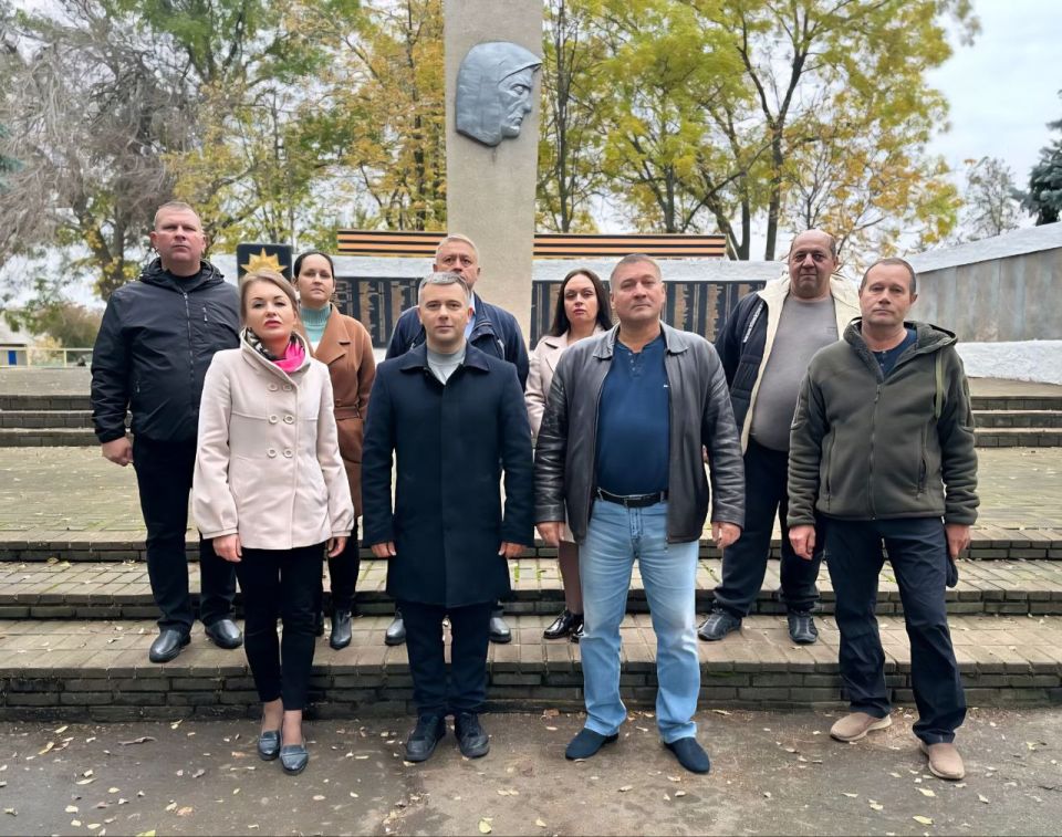 Депутатский корпус Васильевского окружного Совета депутатов от партии «Единая Россия» совместно с Прокуратурой Васильевского района возложили цветы к мемориалу павших воинов в честь 82-й годовщины освобождения Васильевки и... Депутатский корпус Васильевского окружного Совета депутатов от партии «Единая Россия» совместно с Прокуратурой Васильевского района возложили цветы к мемориалу павших воинов в честь 82-й годовщины освобождения Васильевки и...