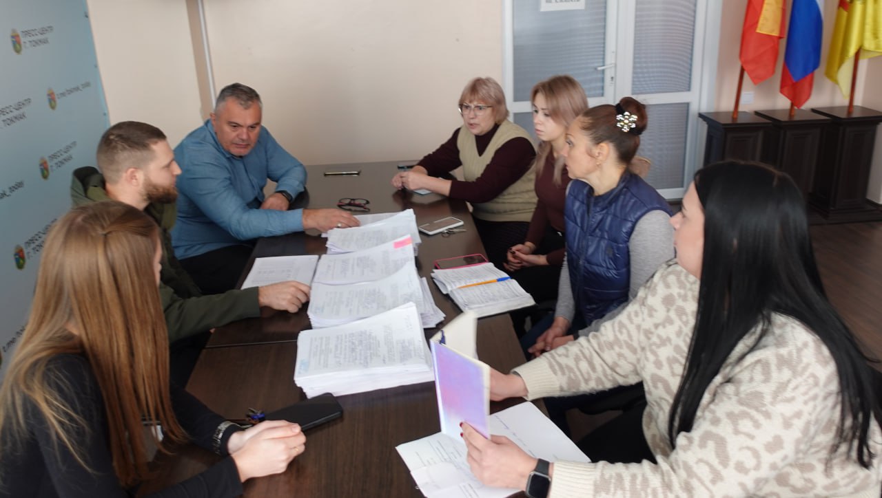 В администрации Токмакского муниципального округа состоялось заседание комиссии по предоставлению безвозмездной гуманитарной помощи гражданам, оказавшимся в тяжелой жизненной ситуации