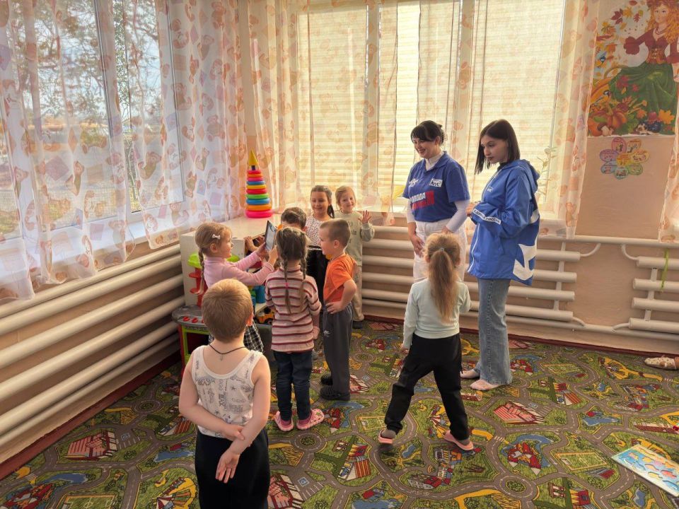 В Приазовском районе активисты «Единой России» провели встречу с воспитанниками детского сада к Дню народного единства В Приазовском районе активисты «Единой России» провели встречу с воспитанниками детского сада к Дню народного единства