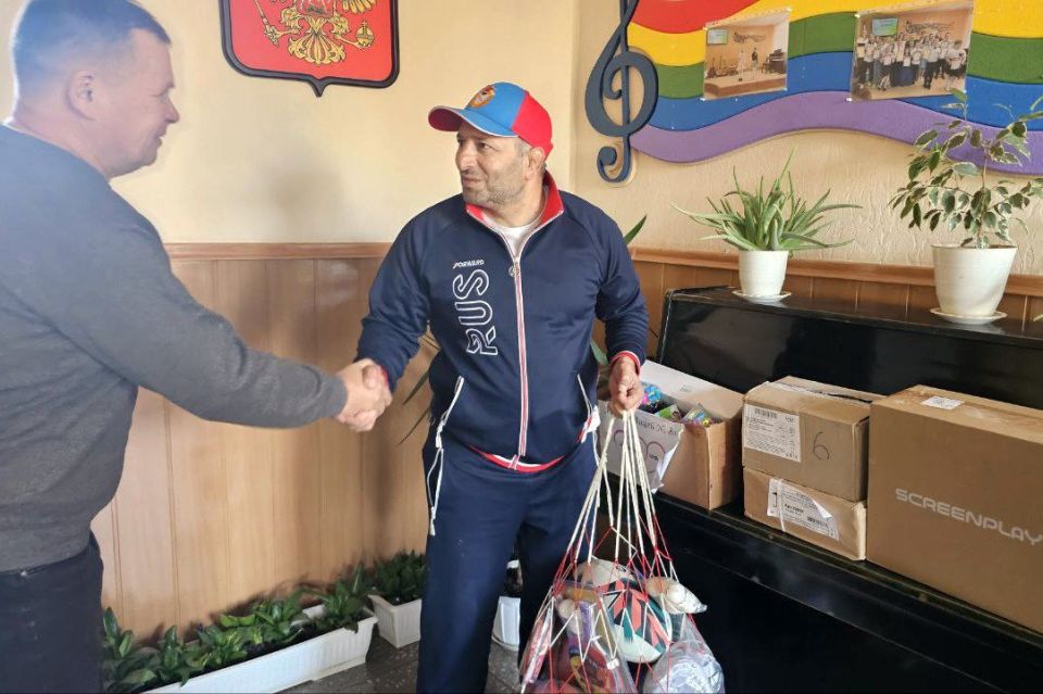 Глава Махачкалы сделал подарки детям Михайловского района Запорожской области