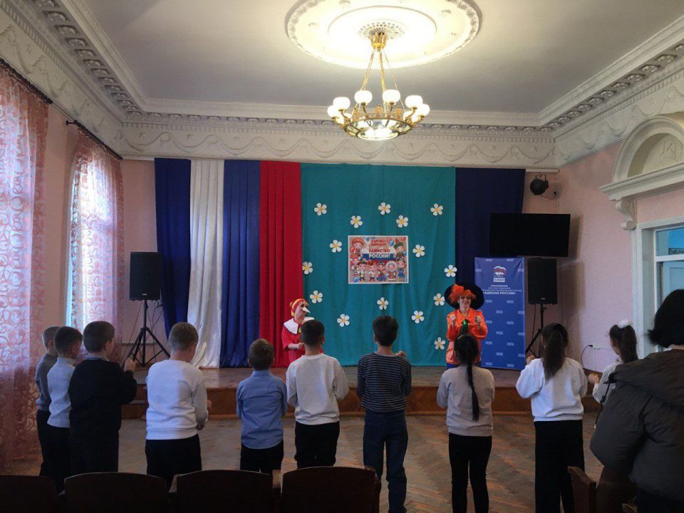 В преддверии Дня народного единства сотрудники Приазовского дома культуры подготовили для детей праздничную развлекательную программу под названием «Вместе мы едины» В преддверии Дня народного единства сотрудники Приазовского дома культуры подготовили для детей праздничную развлекательную программу под названием «Вместе мы едины»