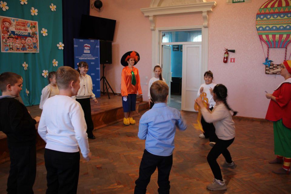 В преддверии Дня народного единства сотрудники Приазовского дома культуры подготовили для детей праздничную развлекательную программу под названием «Вместе мы едины» В преддверии Дня народного единства сотрудники Приазовского дома культуры подготовили для детей праздничную развлекательную программу под названием «Вместе мы едины»
