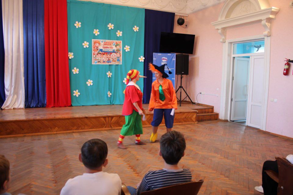 В преддверии Дня народного единства сотрудники Приазовского дома культуры подготовили для детей праздничную развлекательную программу под названием «Вместе мы едины» В преддверии Дня народного единства сотрудники Приазовского дома культуры подготовили для детей праздничную развлекательную программу под названием «Вместе мы едины»