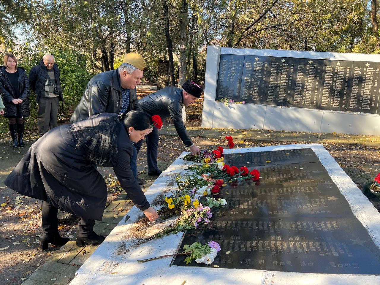 29 октября у Братской могилы в центральном парке села Великая Белозерка состоялся торжественный митинг «Давайте, люди, не забудем геройский подвиг земляков» 29 октября у Братской могилы в центральном парке села Великая Белозерка состоялся торжественный митинг «Давайте, люди, не забудем геройский подвиг земляков»