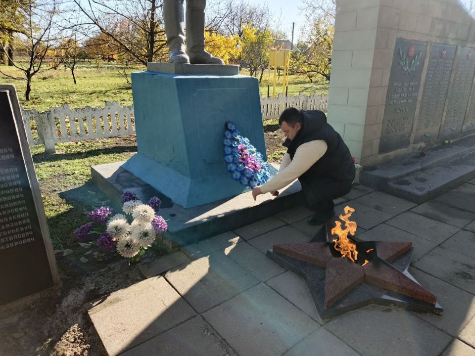 В честь 82-й годовщины со Дня освобождения от немецко-фашистских захватчиков сотрудники Бурчацкого территориального отдела возложили цветы и венки к памятникам на Братских могилах В честь 82-й годовщины со Дня освобождения от немецко-фашистских захватчиков сотрудники Бурчацкого территориального отдела возложили цветы и венки к памятникам на Братских могилах