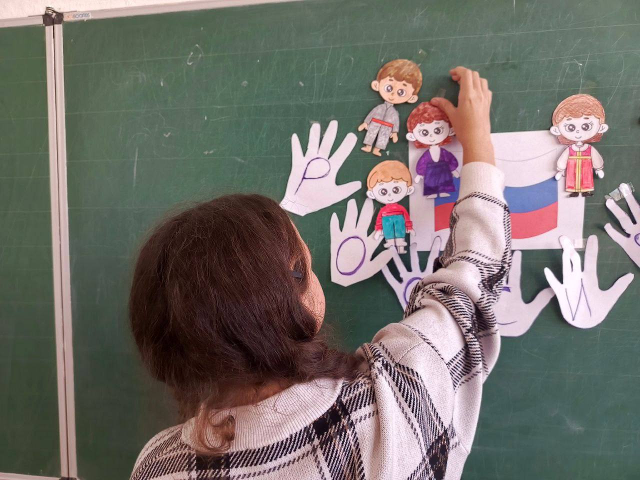 ФОТО ДНЯ. К приближающемуся Дню народного единства ученики 7 класса ГБУ ОО ЗО "Партизанская школа - детский сад" создали совместный тематический коллаж из бумажных кукол в костюмах разных национальностей и бумажные браслеты... ФОТО ДНЯ. К приближающемуся Дню народного единства ученики 7 класса ГБУ ОО ЗО "Партизанская школа - детский сад" создали совместный тематический коллаж из бумажных кукол в костюмах разных национальностей и бумажные браслеты...