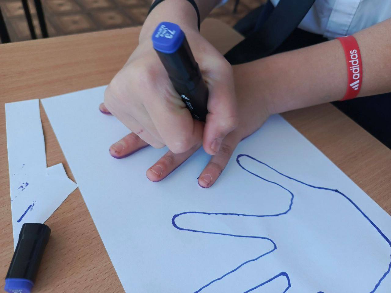 ФОТО ДНЯ. К приближающемуся Дню народного единства ученики 7 класса ГБУ ОО ЗО "Партизанская школа - детский сад" создали совместный тематический коллаж из бумажных кукол в костюмах разных национальностей и бумажные браслеты... ФОТО ДНЯ. К приближающемуся Дню народного единства ученики 7 класса ГБУ ОО ЗО "Партизанская школа - детский сад" создали совместный тематический коллаж из бумажных кукол в костюмах разных национальностей и бумажные браслеты...