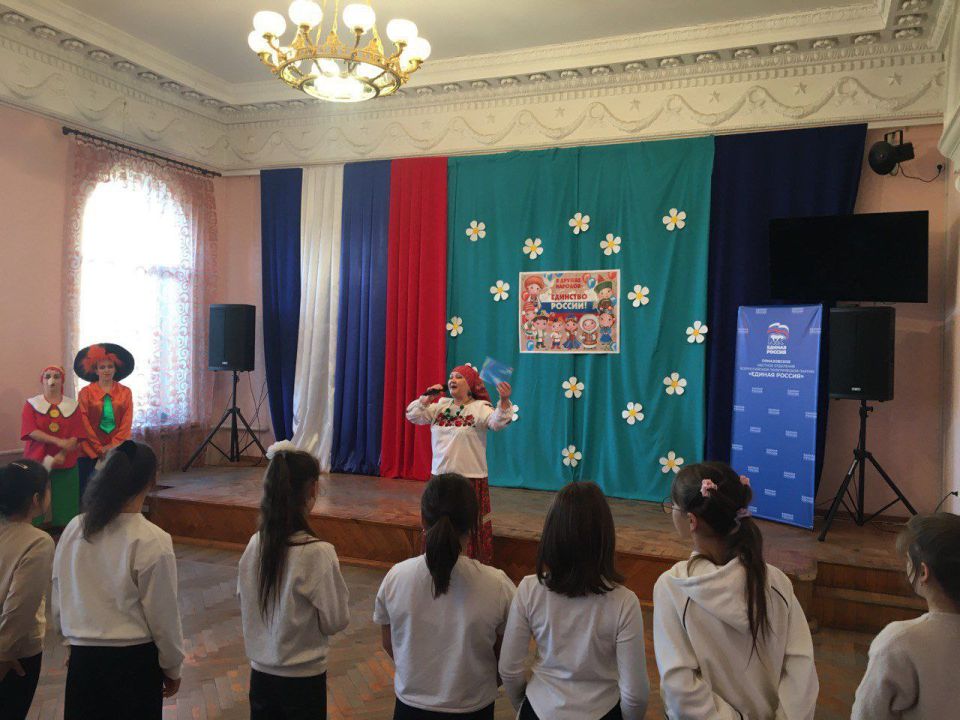 В преддверии Дня народного единства сотрудники Приазовского дома культуры подготовили для детей праздничную развлекательную программу под названием «Вместе мы едины»