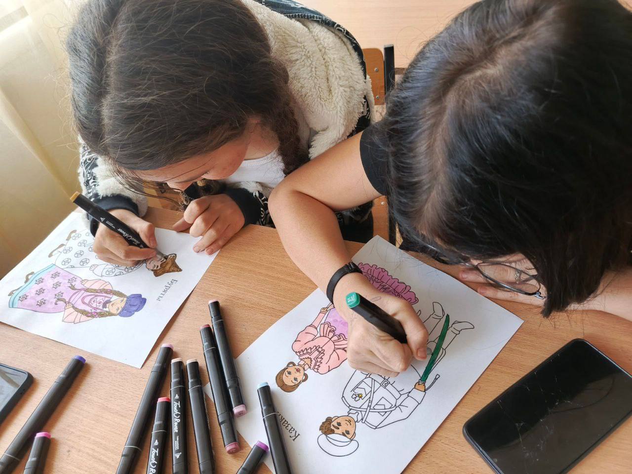 ФОТО ДНЯ. К приближающемуся Дню народного единства ученики 7 класса ГБУ ОО ЗО "Партизанская школа - детский сад" создали совместный тематический коллаж из бумажных кукол в костюмах разных национальностей и бумажные браслеты... ФОТО ДНЯ. К приближающемуся Дню народного единства ученики 7 класса ГБУ ОО ЗО "Партизанская школа - детский сад" создали совместный тематический коллаж из бумажных кукол в костюмах разных национальностей и бумажные браслеты...