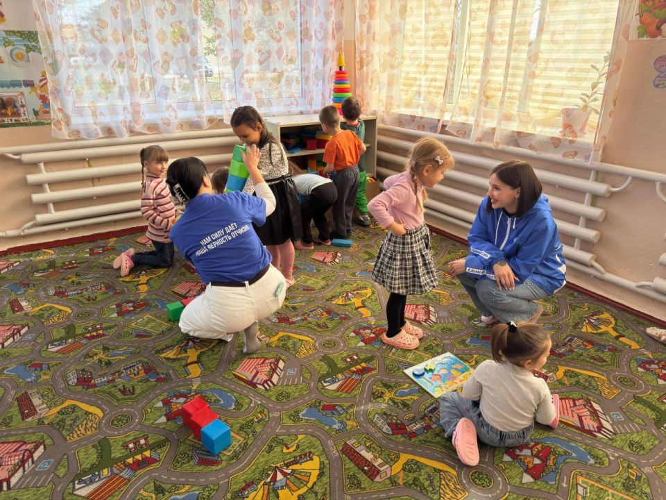 В Приазовском районе активисты «Единой России» провели встречу с воспитанниками детского сада к Дню народного единства В Приазовском районе активисты «Единой России» провели встречу с воспитанниками детского сада к Дню народного единства