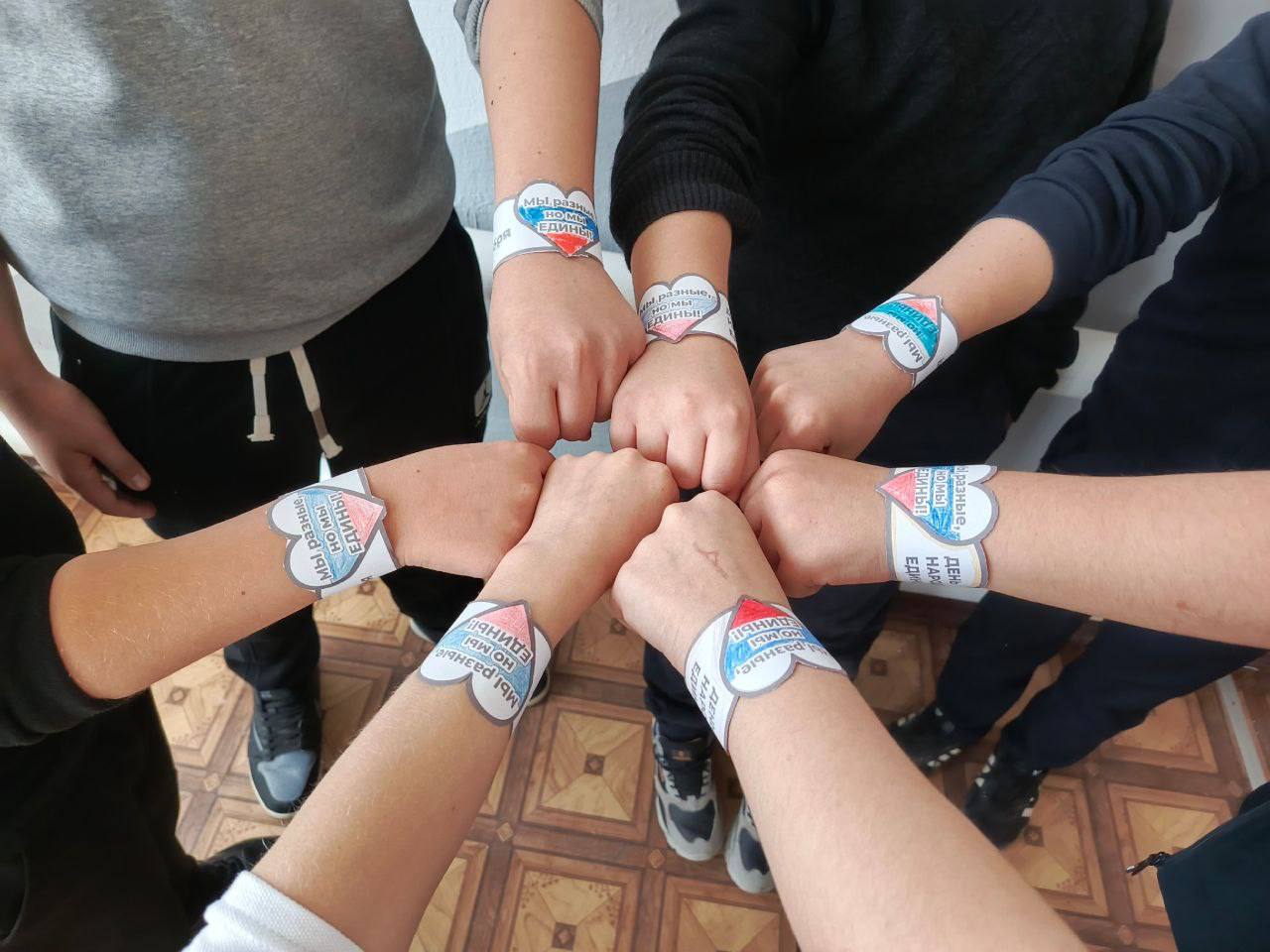 ФОТО ДНЯ. К приближающемуся Дню народного единства ученики 7 класса ГБУ ОО ЗО "Партизанская школа - детский сад" создали совместный тематический коллаж из бумажных кукол в костюмах разных национальностей и бумажные браслеты...