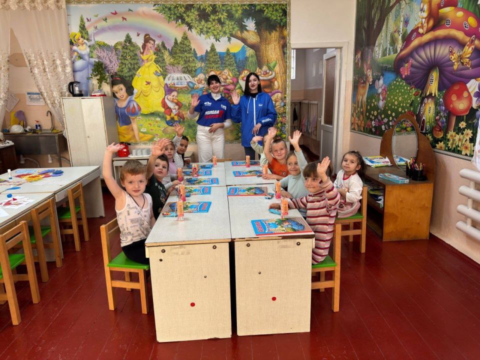 В Приазовском районе активисты «Единой России» провели встречу с воспитанниками детского сада к Дню народного единства В Приазовском районе активисты «Единой России» провели встречу с воспитанниками детского сада к Дню народного единства