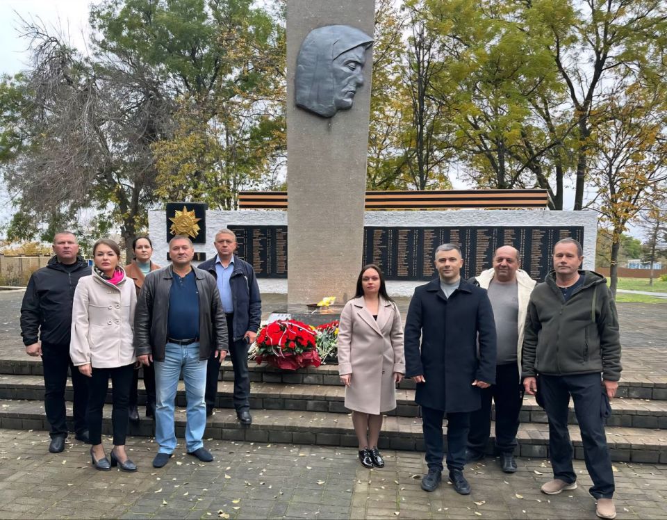 Депутатский корпус Васильевского окружного Совета депутатов от партии «Единая Россия» совместно с Прокуратурой Васильевского района возложили цветы к мемориалу павших воинов в честь 82-й годовщины освобождения Васильевки и... Депутатский корпус Васильевского окружного Совета депутатов от партии «Единая Россия» совместно с Прокуратурой Васильевского района возложили цветы к мемориалу павших воинов в честь 82-й годовщины освобождения Васильевки и...