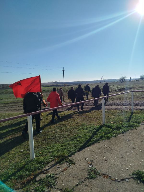 29 октября Анновский сельский клуб организовал небольшой митинг, посвященный 82-ой годовщине освобождения села от немецко-фашистких захватчиков 29 октября Анновский сельский клуб организовал небольшой митинг, посвященный 82-ой годовщине освобождения села от немецко-фашистких захватчиков