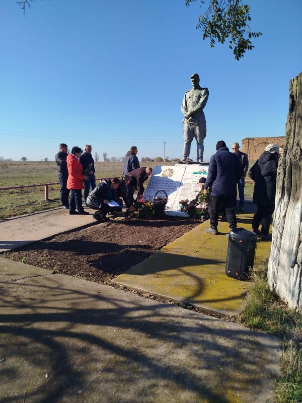 29 октября Анновский сельский клуб организовал небольшой митинг, посвященный 82-ой годовщине освобождения села от немецко-фашистких захватчиков 29 октября Анновский сельский клуб организовал небольшой митинг, посвященный 82-ой годовщине освобождения села от немецко-фашистких захватчиков
