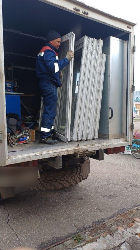 Шефы доставили новые окна и двери для замены конструкций в ТОА села Гусарка