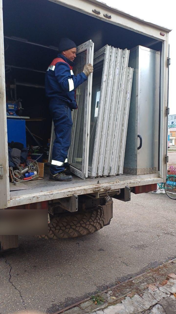 Шефы доставили новые окна и двери для замены конструкций в ТОА села Гусарка