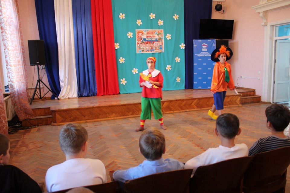 В преддверии Дня народного единства сотрудники Приазовского дома культуры подготовили для детей праздничную развлекательную программу под названием «Вместе мы едины» В преддверии Дня народного единства сотрудники Приазовского дома культуры подготовили для детей праздничную развлекательную программу под названием «Вместе мы едины»