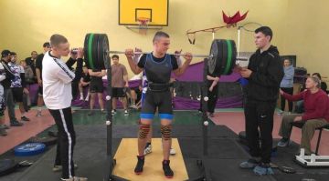 В Веселом прошел турнир по пауэрлифтингу памяти героя СВО Антона Спиридонова