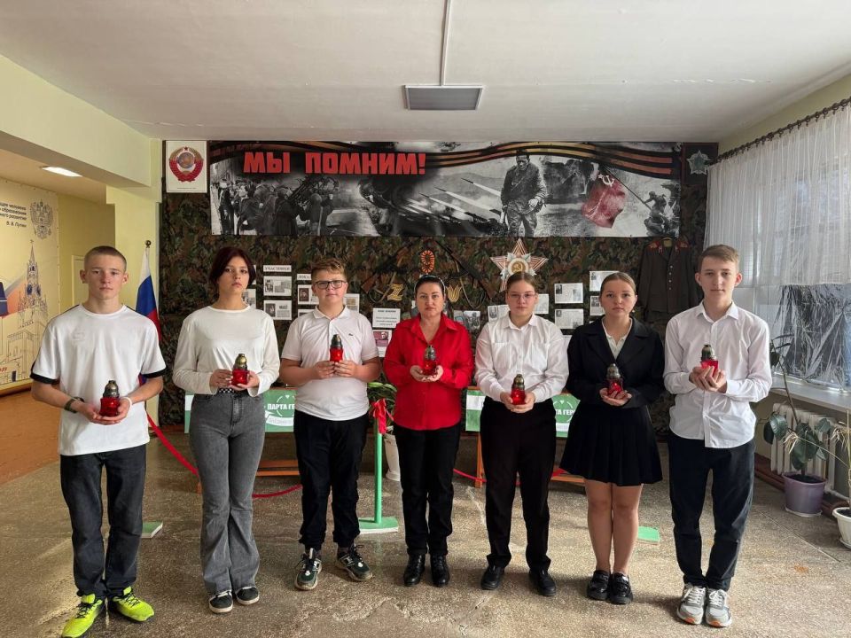 Листва шепчет имена.... Сегодня сердце нашего села забилось в такт с историей. В день освобождения села от немецко-фашистских захватчиков ученики 9-го класса имени Юрия Стельмаха Новоданиловской школы №32 провели... Листва шепчет имена.... Сегодня сердце нашего села забилось в такт с историей. В день освобождения села от немецко-фашистских захватчиков ученики 9-го класса имени Юрия Стельмаха Новоданиловской школы №32 провели...