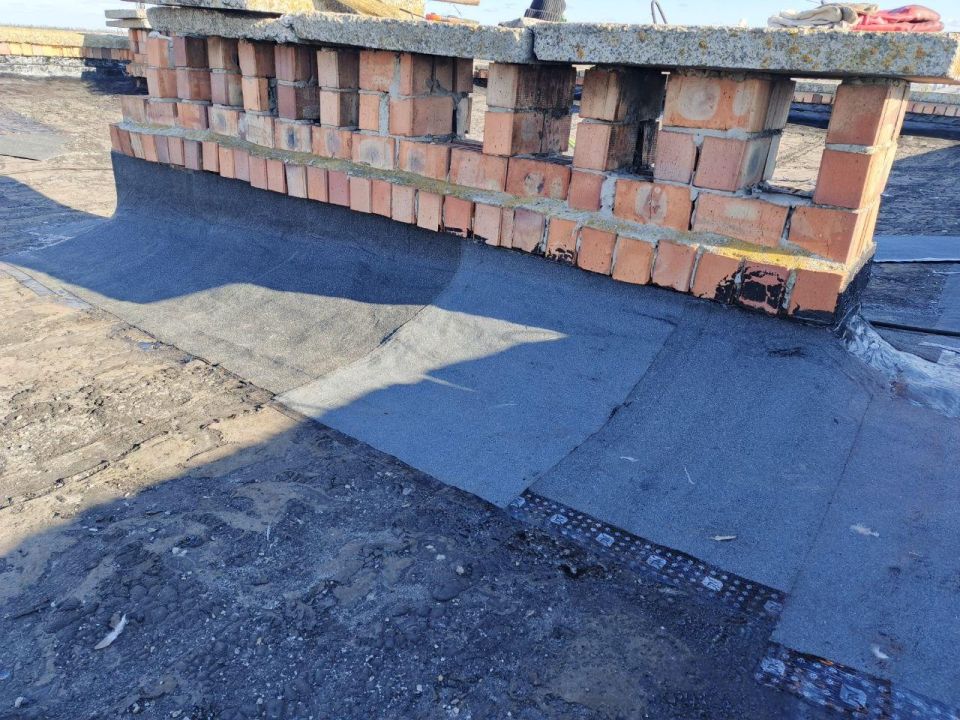 Мастера из Марий Эл приступили к укладке второго слоя кровли на крыше дома в Куйбышево