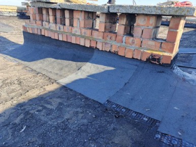 Мастера из Марий Эл приступили к укладке второго слоя кровли на крыше дома в Куйбышево