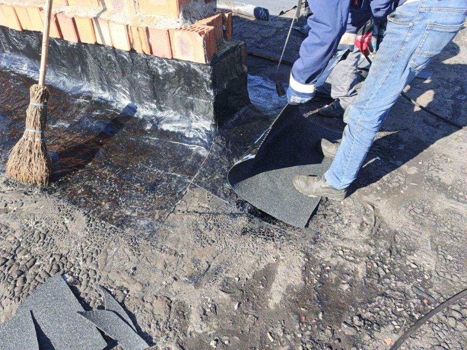 Мастера из Марий Эл приступили к укладке второго слоя кровли на крыше дома в Куйбышево Мастера из Марий Эл приступили к укладке второго слоя кровли на крыше дома в Куйбышево