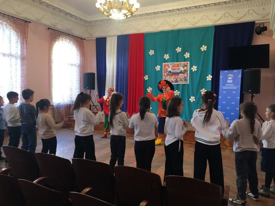 В преддверии Дня народного единства сотрудники Приазовского дома культуры подготовили для детей праздничную развлекательную программу под названием «Вместе мы едины» В преддверии Дня народного единства сотрудники Приазовского дома культуры подготовили для детей праздничную развлекательную программу под названием «Вместе мы едины»
