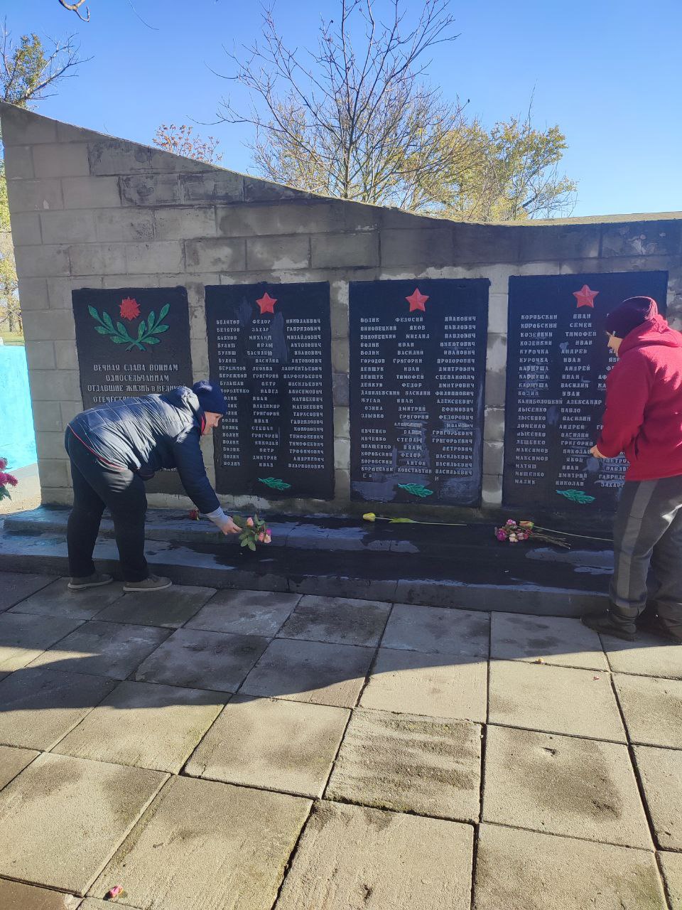 В честь 82-й годовщины со Дня освобождения от немецко-фашистских захватчиков сотрудники Бурчацкого территориального отдела возложили цветы и венки к памятникам на Братских могилах В честь 82-й годовщины со Дня освобождения от немецко-фашистских захватчиков сотрудники Бурчацкого территориального отдела возложили цветы и венки к памятникам на Братских могилах