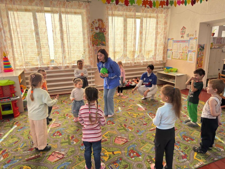 В Приазовском районе активисты «Единой России» провели встречу с воспитанниками детского сада к Дню народного единства В Приазовском районе активисты «Единой России» провели встречу с воспитанниками детского сада к Дню народного единства
