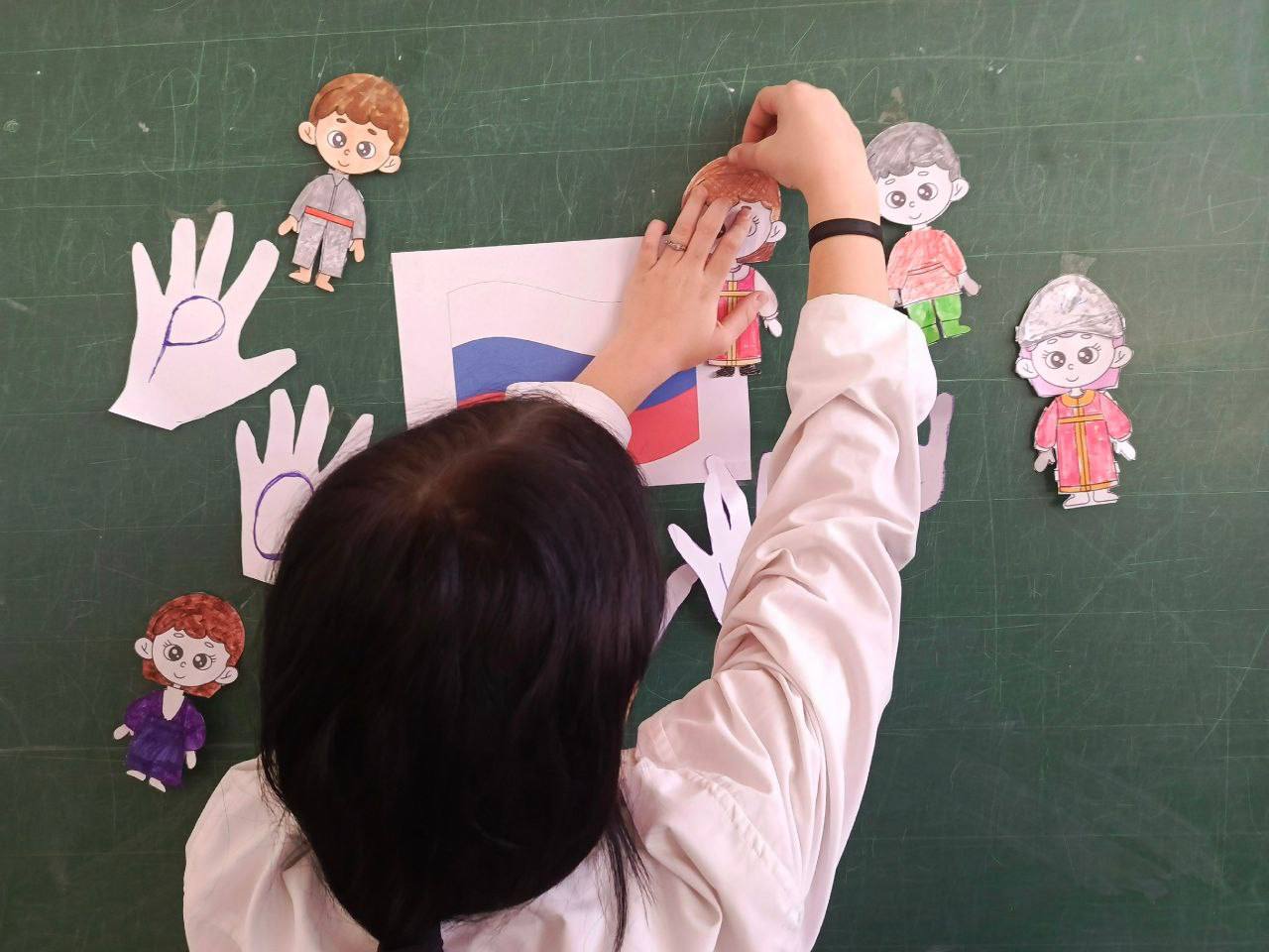 ФОТО ДНЯ. К приближающемуся Дню народного единства ученики 7 класса ГБУ ОО ЗО "Партизанская школа - детский сад" создали совместный тематический коллаж из бумажных кукол в костюмах разных национальностей и бумажные браслеты... ФОТО ДНЯ. К приближающемуся Дню народного единства ученики 7 класса ГБУ ОО ЗО "Партизанская школа - детский сад" создали совместный тематический коллаж из бумажных кукол в костюмах разных национальностей и бумажные браслеты...