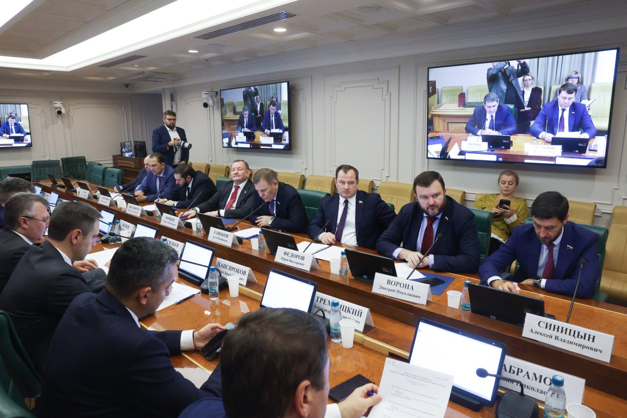 Дмитрий Ворона: Вчера во время заседания комитета СФ по экономической политике состоялся диалог с Генеральным директором, председателем правления ПАО "Россети" Андреем Валерьевичем Рюминым, а также с Генеральным директором...