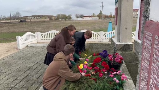 Листва шепчет имена.... Сегодня сердце нашего села забилось в такт с историей. В день освобождения села от немецко-фашистских захватчиков ученики 9-го класса имени Юрия Стельмаха Новоданиловской школы №32 провели...