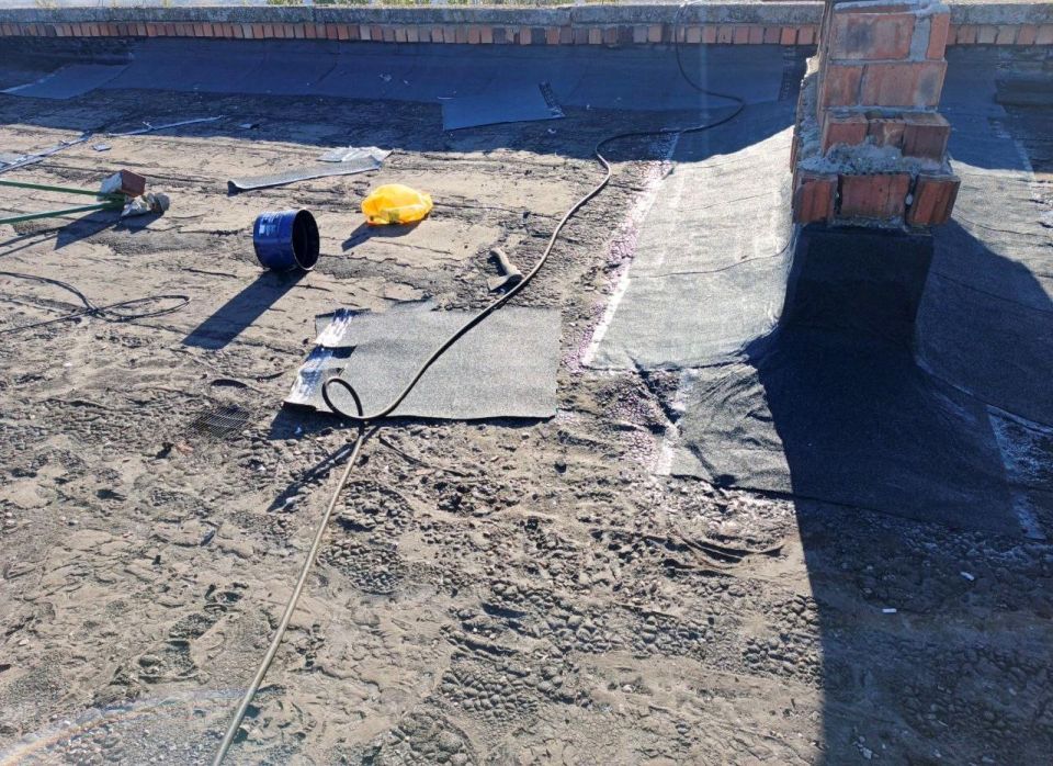 Мастера из Марий Эл приступили к укладке второго слоя кровли на крыше дома в Куйбышево Мастера из Марий Эл приступили к укладке второго слоя кровли на крыше дома в Куйбышево