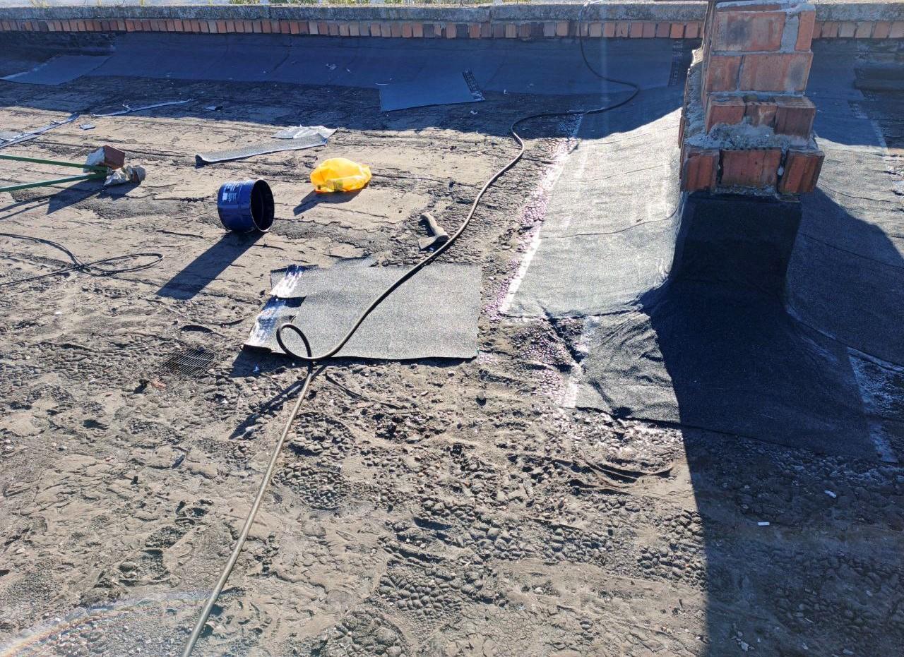 Мастера из Марий Эл приступили к укладке второго слоя кровли на крыше дома в Куйбышево Мастера из Марий Эл приступили к укладке второго слоя кровли на крыше дома в Куйбышево