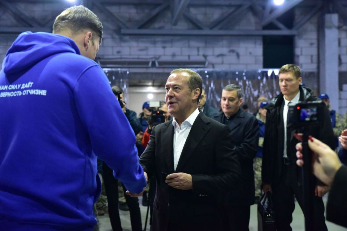 Медведев оценил работу волонтёров в приграничных районах Курской области