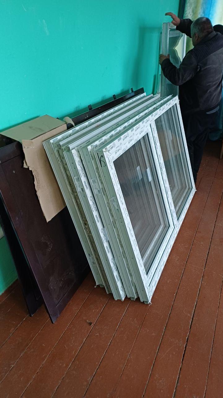 Шефы доставили новые окна и двери для замены конструкций в ТОА села Гусарка Шефы доставили новые окна и двери для замены конструкций в ТОА села Гусарка