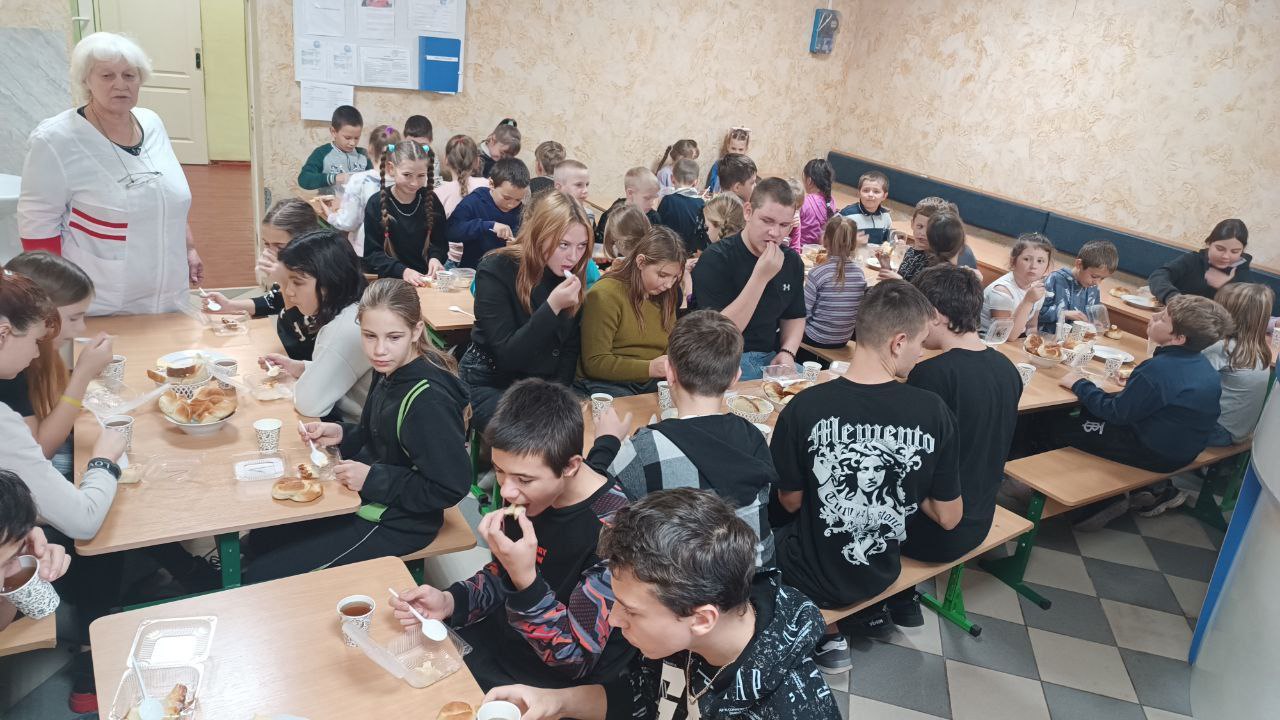 В ГБУ ОО ЗО «Ефремовская средняя общеобразовательная школа № 41» г.о. Мелитополь своими силами создали уютную комнату для питания детей В ГБУ ОО ЗО «Ефремовская средняя общеобразовательная школа № 41» г.о. Мелитополь своими силами создали уютную комнату для питания детей