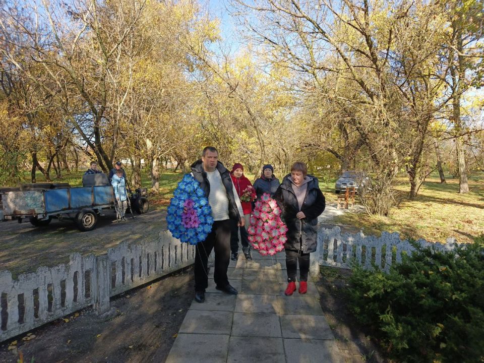 В честь 82-й годовщины со Дня освобождения от немецко-фашистских захватчиков сотрудники Бурчацкого территориального отдела возложили цветы и венки к памятникам на Братских могилах