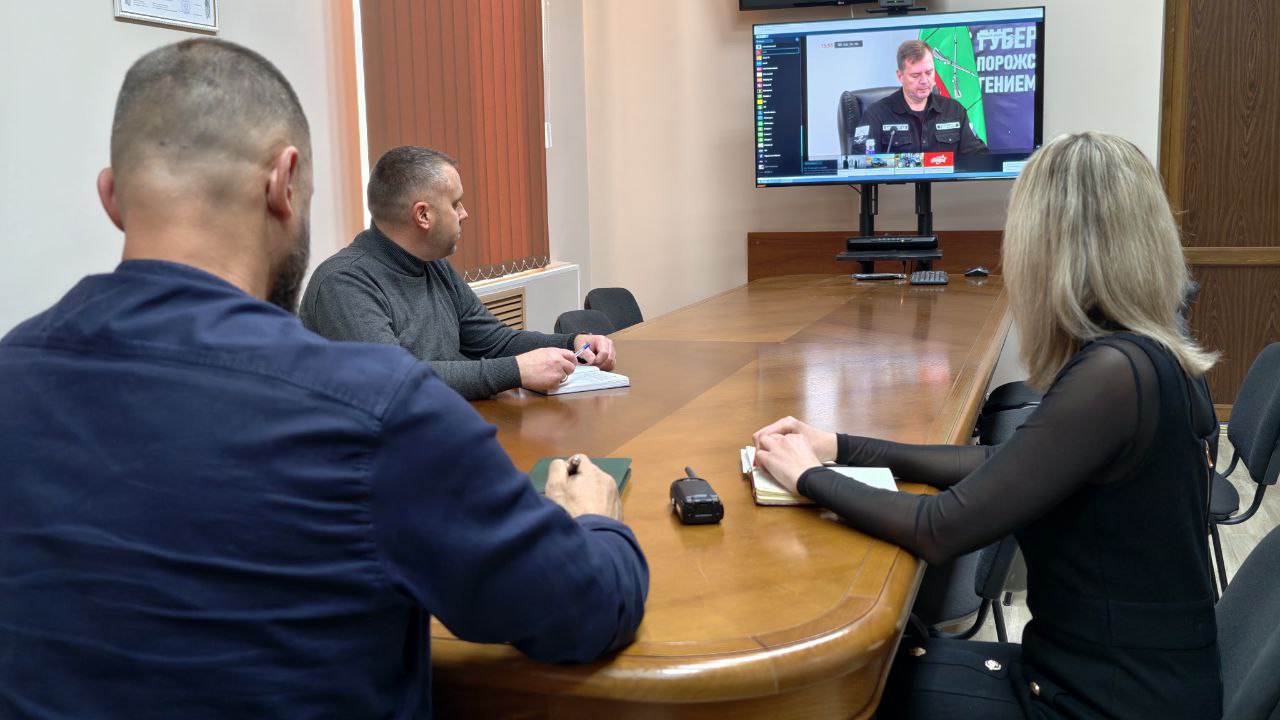 Сотрудники Администрации Бердянского муниципального округа, во главе с Алексеем Кичигиным присоединились к просмотру прямой линии с губернатором Запорожской области Евгением Балицким Сотрудники Администрации Бердянского муниципального округа, во главе с Алексеем Кичигиным присоединились к просмотру прямой линии с губернатором Запорожской области Евгением Балицким