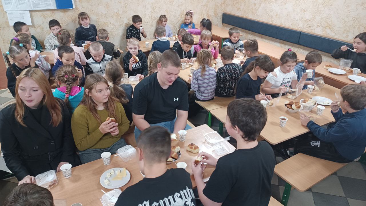 В ГБУ ОО ЗО «Ефремовская средняя общеобразовательная школа № 41» г.о. Мелитополь своими силами создали уютную комнату для питания детей В ГБУ ОО ЗО «Ефремовская средняя общеобразовательная школа № 41» г.о. Мелитополь своими силами создали уютную комнату для питания детей