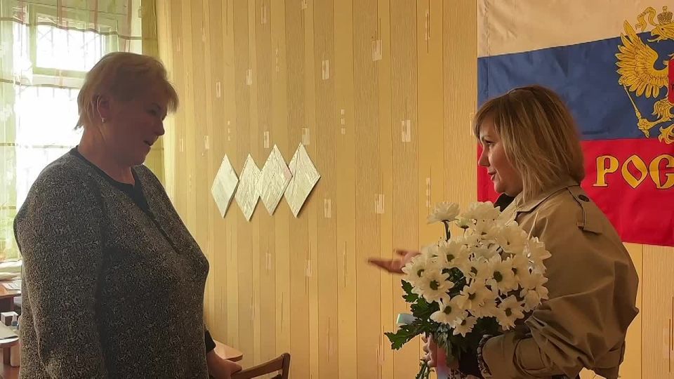 В День комсомола, глава Черниговского муниципального округа Илона Щипенко поздравила заведующую территориальным сектором Обиточненской группы сёл, Татьяну Драган, а также поздравляет всех, кто связан с этим знаменательным...