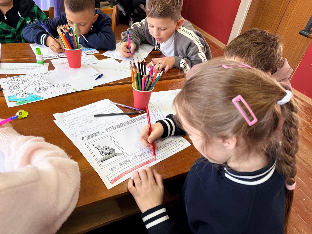 Активисты «Юг Молодой» провели мероприятие в Дмитровке к Дню народного единства Активисты «Юг Молодой» провели мероприятие в Дмитровке к Дню народного единства