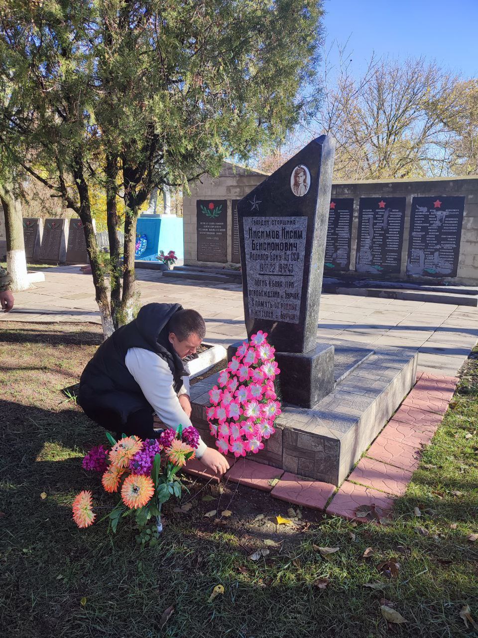 В честь 82-й годовщины со Дня освобождения от немецко-фашистских захватчиков сотрудники Бурчацкого территориального отдела возложили цветы и венки к памятникам на Братских могилах В честь 82-й годовщины со Дня освобождения от немецко-фашистских захватчиков сотрудники Бурчацкого территориального отдела возложили цветы и венки к памятникам на Братских могилах