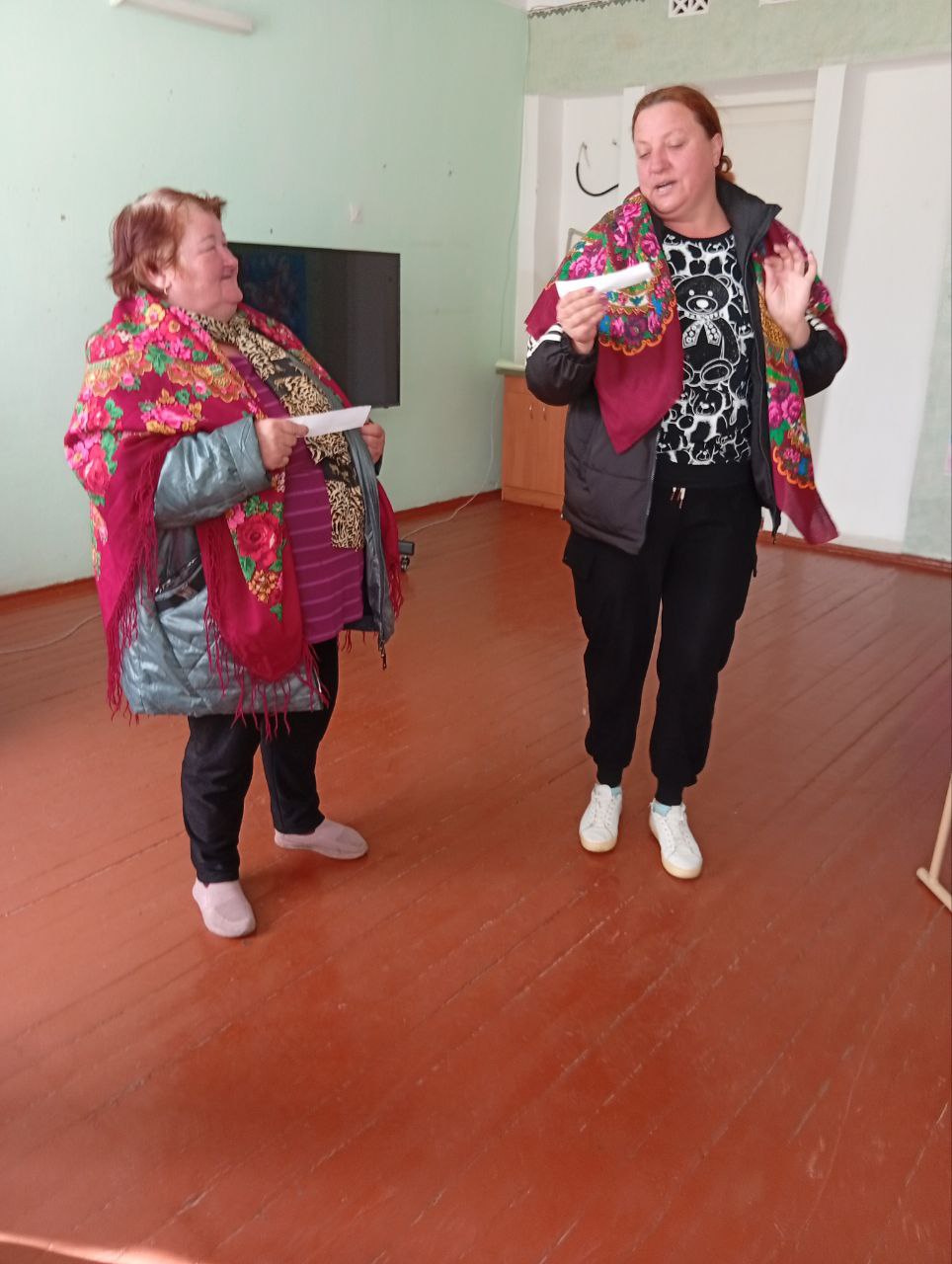 "Осенние посиделки". В Шевченковском сельском Доме культуры в женском клубе "Весёлые соседки" состоялась очередная встреча "Осенние посиделки". Когда урожай был убран и можно было немного отдохнуть от работ на земле... "Осенние посиделки". В Шевченковском сельском Доме культуры в женском клубе "Весёлые соседки" состоялась очередная встреча "Осенние посиделки". Когда урожай был убран и можно было немного отдохнуть от работ на земле...