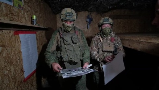 Юная художница из Ботиево рисует плакаты для наших бойцов